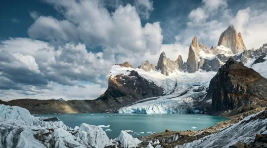 Panorama majestueux d'une montagne granitique patagonienne avec glacier au premier plan et ciel dramatique